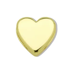 Detalle de accesorio con dijes de pulsera en forma de corazón dorado, componente de joyería