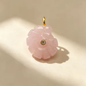 Pendentif coquillage sculpté en quartz rose naturel avec cristal micro-serti, vue détaillée.