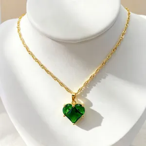 Collier de chaîne doré avec un élégant pendentif en zircone cubique cœur vert.