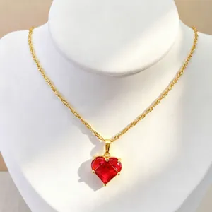 Superbe collier chaîne dorée avec un pendentif en zircon cœur rouge brillant pour la mode.