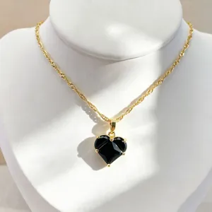 Élégant collier pendentif cœur noir en zircon avec chaîne dorée, accessoire de mode tendance.