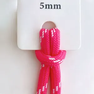 Vista detallada de cordón trenzado rosa de 5 mm para pulseras DIY y fabricación de joyería.