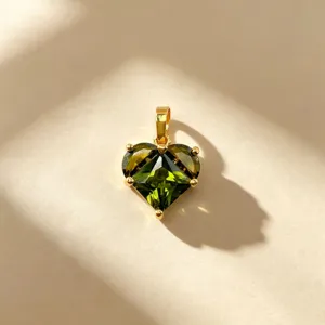 Pendentif en zircone cubique verte en forme de cœur monture dorée vue principale.