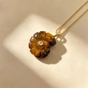 Collier pendentif conque en pierre naturelle, bijoux chaîne or style marin chic.