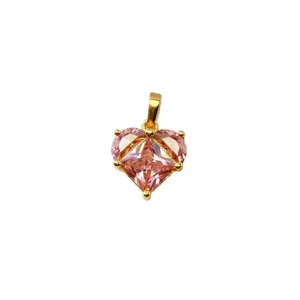 Pendentif cœur plaqué or avec une pierre de zircon rose scintillante. Élégant bijou.
