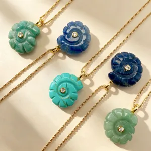Ensemble de collier pendentif conque en pierre naturelle avec motifs de coquillage sculptés sur or.