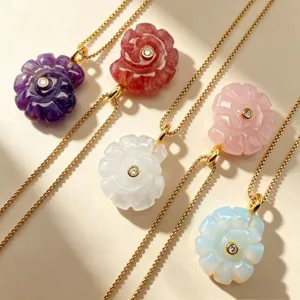 Collier élégant avec pendentif fleur en pierre naturelle sculptée et chaîne dorée.