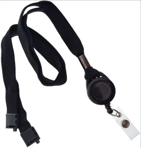 Detalle del cordon negro para credencial con portatarjetas y carrete para uso diario