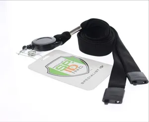 Vista detallada del cordón negro con carrete retráctil para tarjeta de identificación.