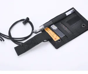 Taktischer, wasserdichter Ausweishalter Detailansicht aus strapazierfähigem Nylon mit Lanyard.