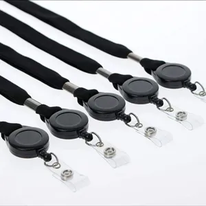 Cintas negras retractiles para portatarjetas con clip de identificacion para oficina y eventos.