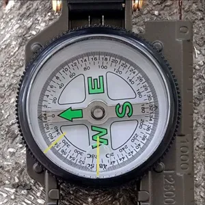 Gros plan détaillé sur une boussole tactique militaire d'extérieur au cadran précis.