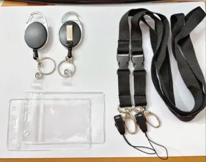 Set de portagafetes retráctiles con fundas transparentes y cordones negros resistentes.