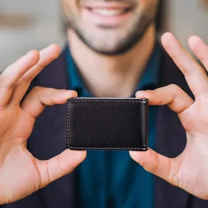 Μαγνητική δερμάτινη θήκη καρτών σε μαύρο χρώμα λεπτό πορτοφολάκι επαγγελματικών καρτών.