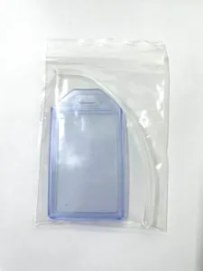 Vue détaillée du porte-carte en PVC transparent, étui de badge et étiquette de bagage.