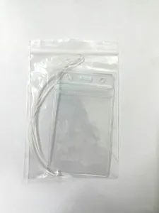 Porte badge vertical transparent en plastique étanche avec lanière pour carte d'identité.