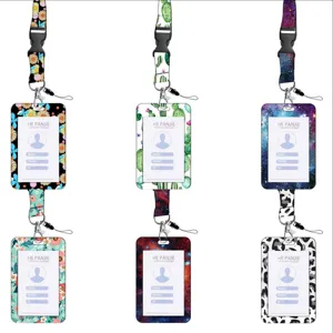 Dettaglio del porta badge retrattile con cordino e vari motivi di stampa alla moda per dipendenti.