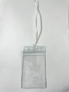 Vue detaillee de porte-badge vertical en PVC transparent avec fermeture impermeable et laniere.