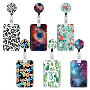 Set di porta badge retrattile e porta carte con vari motivi stampati eleganti.