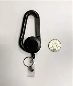 Zwarte, uittrekbare karabijnhaak badgehouder met sleutelring en riemclip, detailopname van product.
