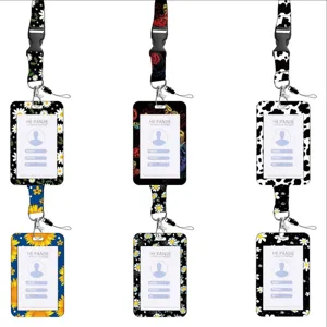 Dettagli del porta badge retrattile con cordino con motivi floreali e di animali.