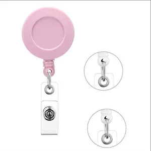 Gedetailleerd overzicht van de roze badgehouder metalen verbindingsclip en ABS behuizing.