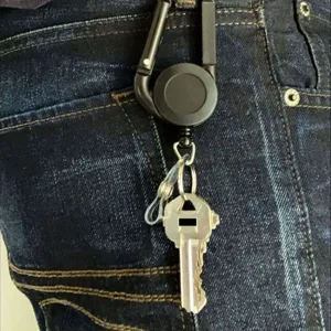 Uittrekbare badgehouder met karabijnhaak en riemclip voor sleutels ID-kaarten zwart
