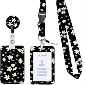 Vista dettagliata del cordino floreale nero per badge e porta badge con motivo a margherite bianche.