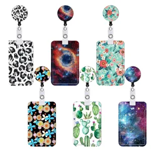 Portabadge retrattile e porta carte con eleganti motivi floreali, galassia e leopardati.