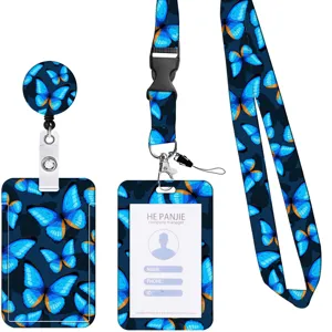 Vista dettagliata del cordino con farfalle blu, porta badge retrattile e set di porta carte ID.