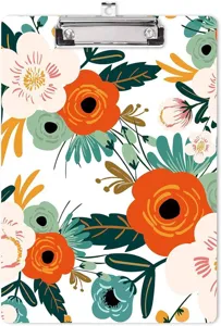 Detailopname van het acrylen klembord met bloemenprint en metalen clip voor dagelijks gebruik.