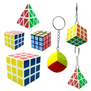 Detailansicht verschiedener bunter Zauberwürfel und Schlüsselanhänger als tolles Puzzlespiel.