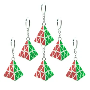 Detailansicht der Mini Pyraminx Geometrie Zauberwürfel Schlüsselanhänger mit roten grünen Flächen.