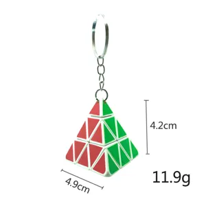 Mini Pyramide Zauberwuerfel Schluesselanhaenger, geometrisches Puzzle mit Metallring.
