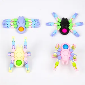Vista dettagliata di colorati giocattoli sensoriali a forma di ragno con bolla pop e catena flessibile.