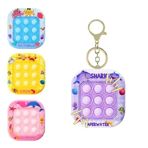 Mini Pop It Fidget Spielzeug Schlüsselanhänger, quadratisches Silikon Push Bubble.