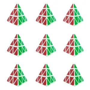 Detailansicht des bunten Pyraminx-Zauberwürfels, zeigt glatte Kunststoffblöcke.