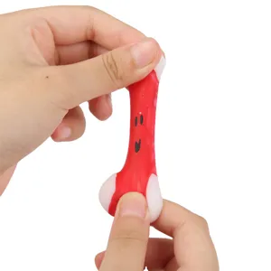 Primo piano dettagliato del simpatico giocattolo di decompressione natalizio che mostra elasticità.