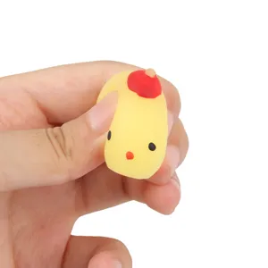 Vista dettagliata di un grazioso giocattolo squishy pulcino giallo, antistress morbido in mano.