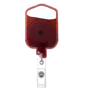 Portabadjes en forma de bolsa de sangre con líquido brillante rojo, clip retráctil.