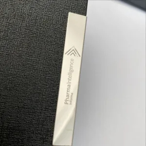 Gros plan détaillé d'un étui à cartes de visite en cuir PU noir texturé avec plaque métal.
