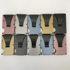 Kohlefaser RFID Geldbörse Detail mit mehrfarbigen Kartenhalter Varianten und Geldklammer.