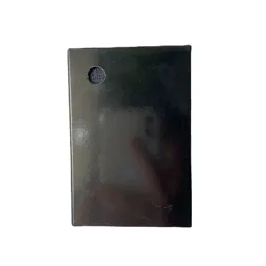 Vue rapprochée détaillée de l'étui à cartes de visite en cuir PU noir et métal élégant.