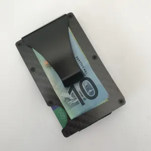 Detailansicht des minimalistischen Kohlefaser-Portemonnaies mit Metall-Geldklammer.