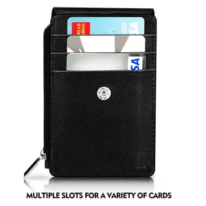 Tarjetero de piel sintética negra con cremallera y múltiples ranuras para tarjetas.