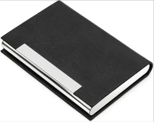Vue rapprochée du porte-cartes de visite en cuir PU noir avec plaque de cadre en métal argenté.