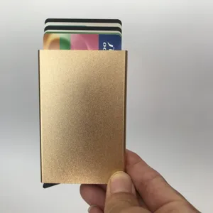 Vista detallada del tarjetero pop-up de aluminio, acabado metálico dorado, RFID.