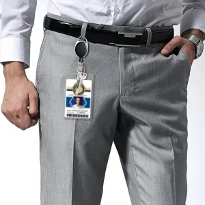 Primo piano dettagliato del portabadge retrattile in lega di zinco con porta carte trasparente.