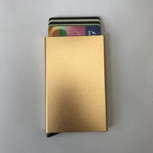 Tarjetero de crédito de metal con mecanismo emergente automático y diseño minimalista.