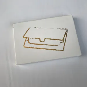 Vista dettagliata dell'elegante scatola di imballaggio bianca con contorno glitterato.